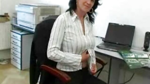 व्हिडिओ मध्ये एक मोठा काळा कोंबडा गरम गोरी कुत्री आत घुसत आहे