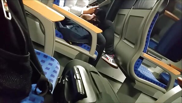 एक बिम्बो तिचे मोठे बनावट स्तन बाहेर पूलमध्ये धुततो