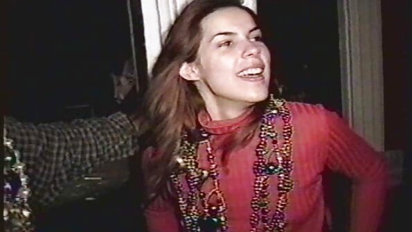 एक गोरा तिचे पाय पसरत आहे आणि ती चांगली चोखत आहे