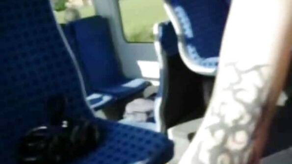 मादक रॅक असलेला एक गोरा तिच्या योनीला गांभीर्याने मारत आहे