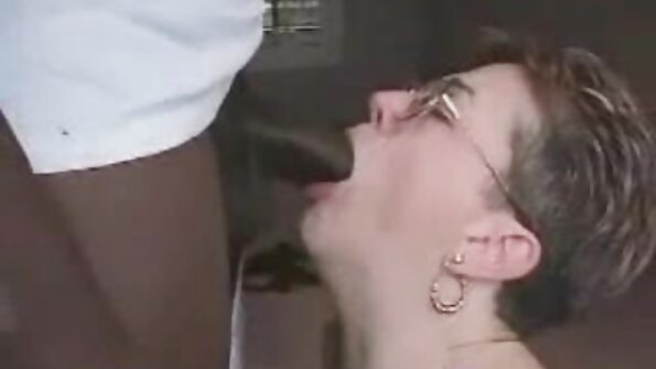 मोठ्या स्तन असलेला एक गोरा तिच्या सेक्समध्ये असताना तिच्या गणवेशात आहे