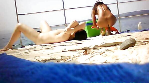 तिच्या हातावर टॅटू असलेला एक गोरा आज एक धक्कादायक काम देत आहे