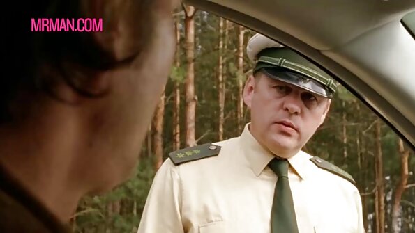 एक श्यामला किशोर बिछान्यावर चुदाई करत आहे