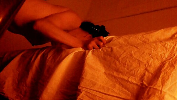 नैसर्गिक स्तन असलेल्या श्यामला तिच्या शेव्ड योनीमध्ये मोठा लंड मिळत आहे