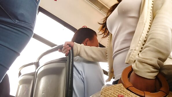 कोंबडा आवडणारी एक बस्टी गोष्ट ती चोखत असताना तिच्या पोशाखात असते