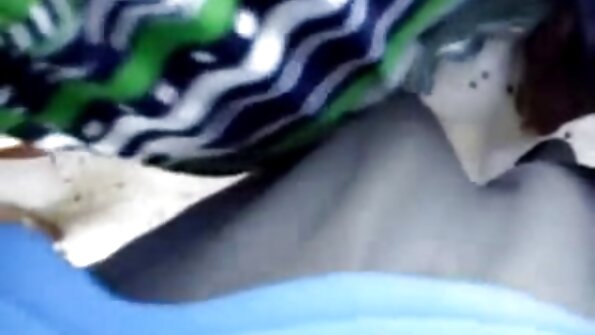 हौशी मिल्फ तिचे पाय पसरवते आणि तिला तिचे नैसर्गिक स्तन चोखते