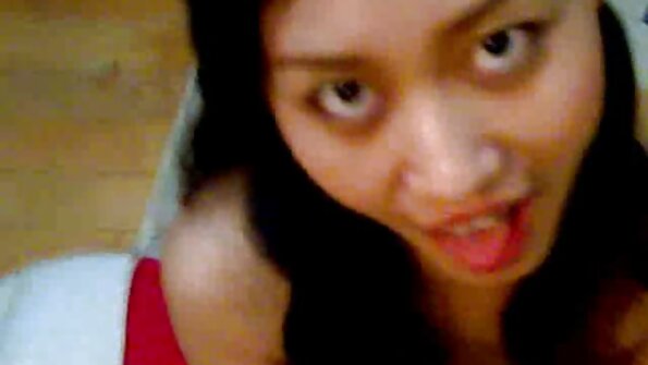 एक आई तिच्या मुलीला तिरंगी मध्ये एक मोठा चोंचा कसा हाताळायचा हे शिकवते