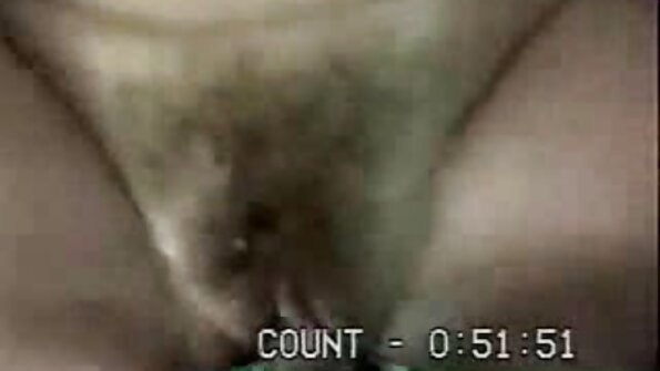 एक कावळा केस असलेला वेश्या आमच्या समोर सोलो व्हिडिओ मध्ये वेडा होत आहे