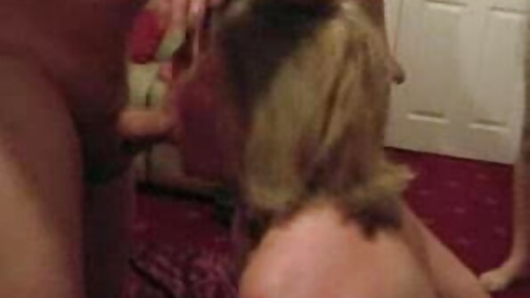 एक कामुक हौशी ज्याला चोखण्याची डिक आवडते ती तिच्या पुच्चीला घुसवते