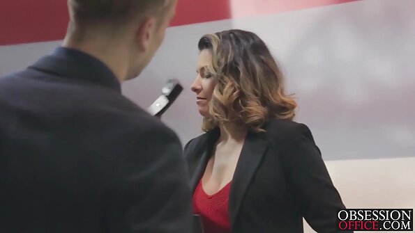 Ashlynn Leigh इतकी कडकपणे तिला घाम येतो