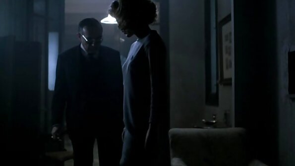 एक हडकुळा कुत्री ज्याला गुदद्वार खरोखर आवडते तिच्याकडे लक्ष हवे आहे