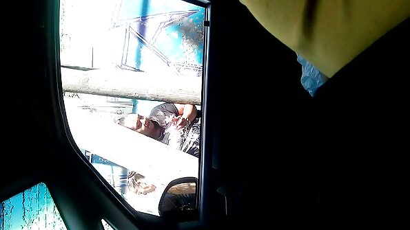 टक्कल पडलेल्या मुलाचे स्लोंग गरम श्यामला निम्फोच्या मुंडलेल्या स्नॅचचे समाधान करते