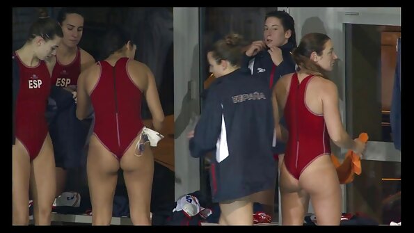 मादक चेहरा असलेला गोरा तिच्या गालावर वीर्य घेऊन दिसतो