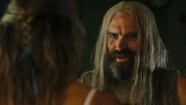 लहान स्तन असलेले सौंदर्य म्हणजे कोंबडा ओढणे आणि त्याच एकावर स्वार होणे