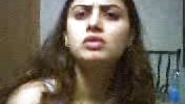 प्रचंड स्तन असलेला बिंबो हे सुनिश्चित करतो की तिचा माणूस तिच्यावर आनंदी आहे