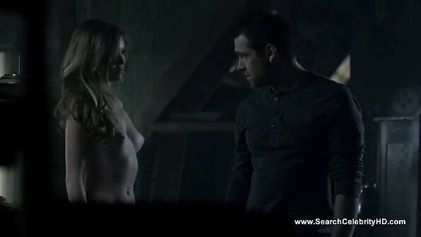 एक गोरा ज्याला शोषक कोंबडा आवडतो तो डेस्कवर आहे, त्याला खूप कडक केले जात आहे