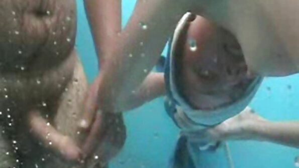 एक गोरा ज्याला डिक चोखणे आवडते तो आमच्यासाठी काही गरम हालचाली करत आहे