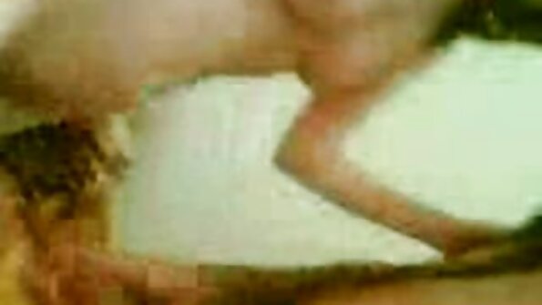 एक छान जुनी गांड असलेला एक गोरा एका मित्राला एक धक्का देत आहे