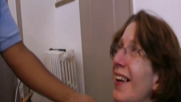 एक सेक्सी गोल गांड असलेला एक गोरा आज कुत्रा शैलीत आहे