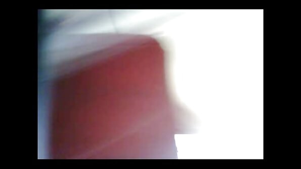 एक सुंदर शरीर असलेला एक गोरा एकाच वेळी दोन लंड घेत आहे