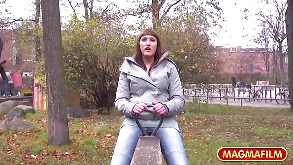 मोठ्या नॉकर्स असलेला एक गोरा कार्यालयात खोलवर घुसला