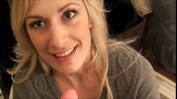 झुबकेदार निपल्स असलेला गोरा आज पलंगावर थोडी मजा करतो