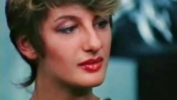 टोकदार निपल्स असलेली श्यामला अंदाजे घुसली आहे