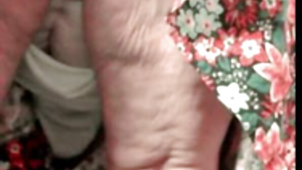 स्टॉकिंग्ज असलेली मुलगी वेड्यासारखी ओरडते कारण तिला कठोर शाफ्ट मिळते