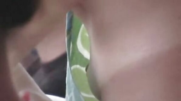 तिच्या डिल्डोवर प्रेम करणारी एक रुचकर वेश्या तिच्याबरोबर जॅकिंग करत आहे