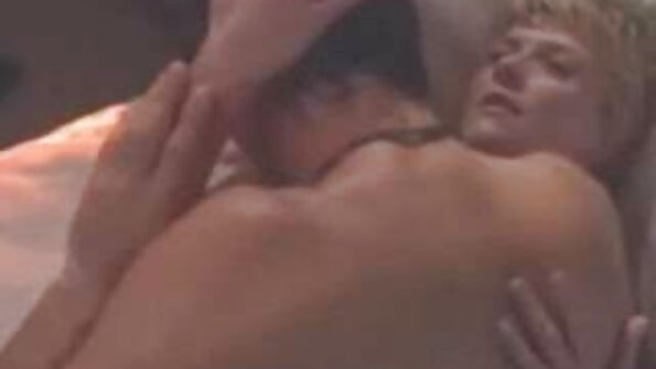 मोहक आणि वासनांनी भरलेल्या मुली मुलांसोबत ग्रुप सेक्स करत आहेत