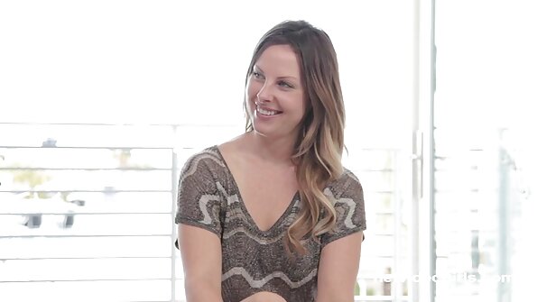 मादक पुच्ची असलेली एक कंकली चिक तिच्या योनीत घुसली आहे