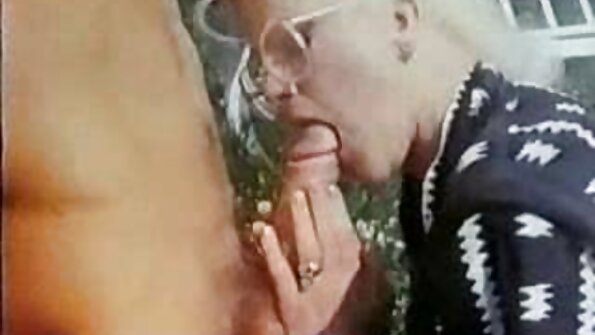 एक मोठी गांड असलेली मिल्फी तिच्या जोडीदाराद्वारे बोट घेण्याचा आनंद घेते