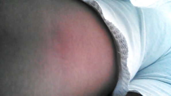 स्टॉकिंग्ज आणि बॉडी सूट असलेला रेडहेड खरोखरच चांगला आहे