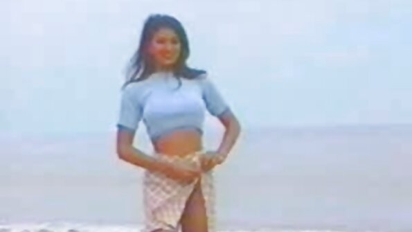 एक मोठा बट असलेली एक कामुक मुलगी तिच्या योनी मध्ये चोखत आहे