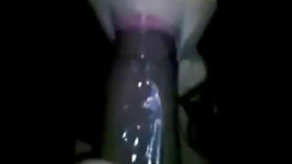 एक कामुक छोटी वस्ती तिचे पाय उघडत आहे जेणेकरून तिच्या मध्ये काही डिक येईल