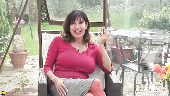 एकट्या काळ्या केसांची पिल्ले तिच्या ओल्या पुच्चीला हाताने घासत आहे