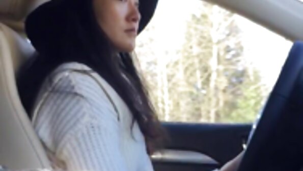 एक मजबूत माणूस गोरा पकडतो त्यामुळे तो तिला चोखू शकतो