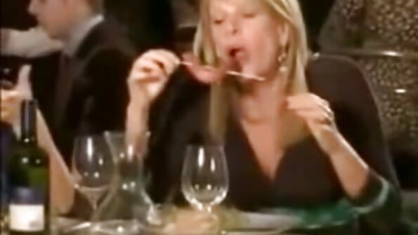 बेबे आणि सावत्र आईने माणसाला झोपायला लावले आणि त्याच्या साधनाचा वापर केला