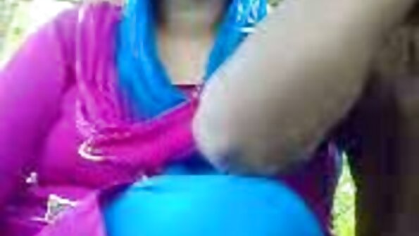 काळी पँटीहोज मध्ये मोठे boobed आकर्षक तिच्या योनी बोटांनी