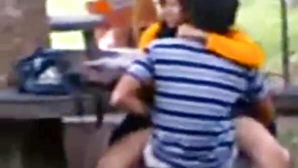 किचन मध्ये हॉट सेक्स करताना बस्टी ब्लोंड स्क्वर्ट्स