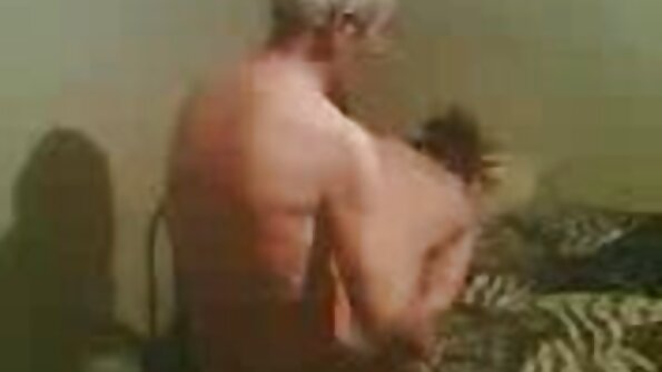 एक मोठी गांड गांड किशोरांना तिच्या गांड आणि योनीला रॅम करण्यासाठी मिळते