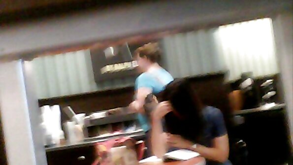 एक मोठी गांड महिला लंड चोखत आहे आणि ती तिच्या गांड मध्ये घेत आहे