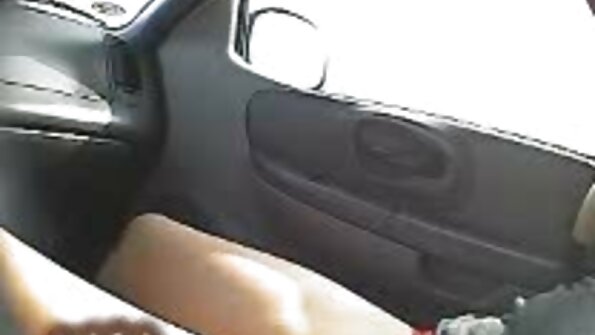 एक बिंबो तिच्या मजबूत भागीदाराने भिंतीवर दाबला आहे जो तिला चोखतो