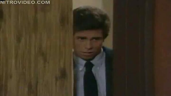 गुदद्वारावर प्रेम करणारी बिम्बो तिचे गांड गाल उघडत आहे जेणेकरून ती संभोग करू शकेल