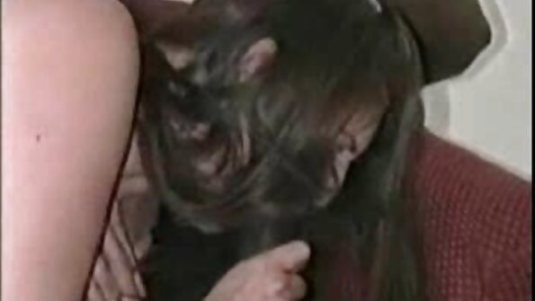 एक छान पुच्ची असलेली कुत्री चाटली जाते आणि एका काळ्या माणसाद्वारे चोदली जाते
