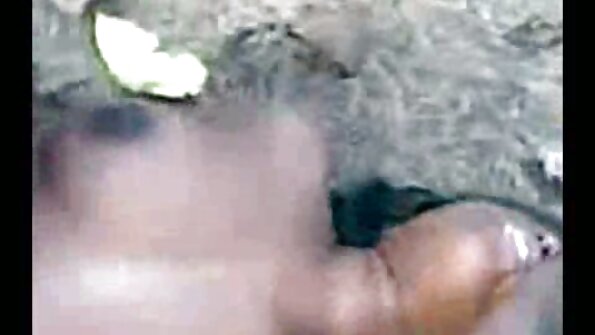 एक गोरा आणि श्यामला मोठ्या पट्ट्यासह एका मित्रावर हल्ला करतो