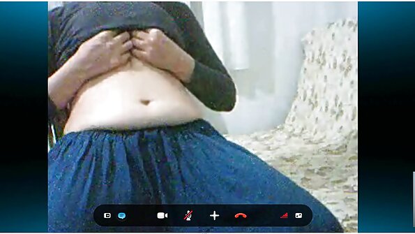 एक गोरा आणि एक रेडहेड एकमेकांना सोफ्यावर आश्चर्यकारक वाटतात