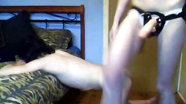 एक गोरी तिची घट्ट पुच्ची सोफ्यावर खूप जोरात मारत आहे