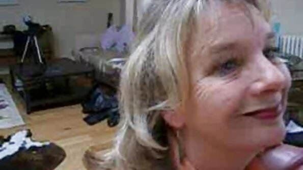 बेडवर एक सोनेरी नग्न अवघड आहे