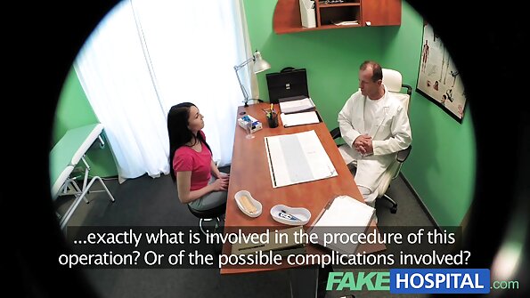 छान गोल गांड असलेला एक गोरा तिची गांड चांगली घुसवून घेतो आहे